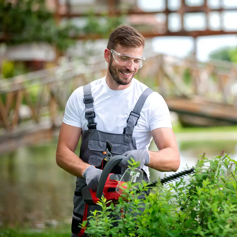 Gutaussehender Mann in Gartenkleidung